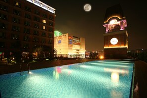 시즌별로 운영되는 야외 수영장