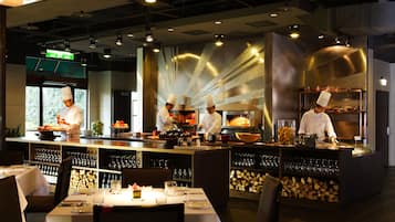 3 restaurants, breakfast, lunch, dinner served; international cuisine