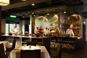 3 restaurantes; se sirven desayunos, almuerzos y cocina internacional 