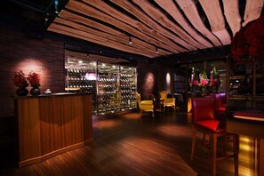3 restaurants; breakfast, lunch and dinner served  - Grand Victoria Hotel (Taipei)
