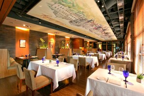 3 restaurants, breakfast, lunch, dinner served; international cuisine 