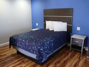 One Queen Bed, Accessible, Non-Smoking (Roll-In Shower) | Een bureau, een laptopwerkplek, verduisterende gordijnen