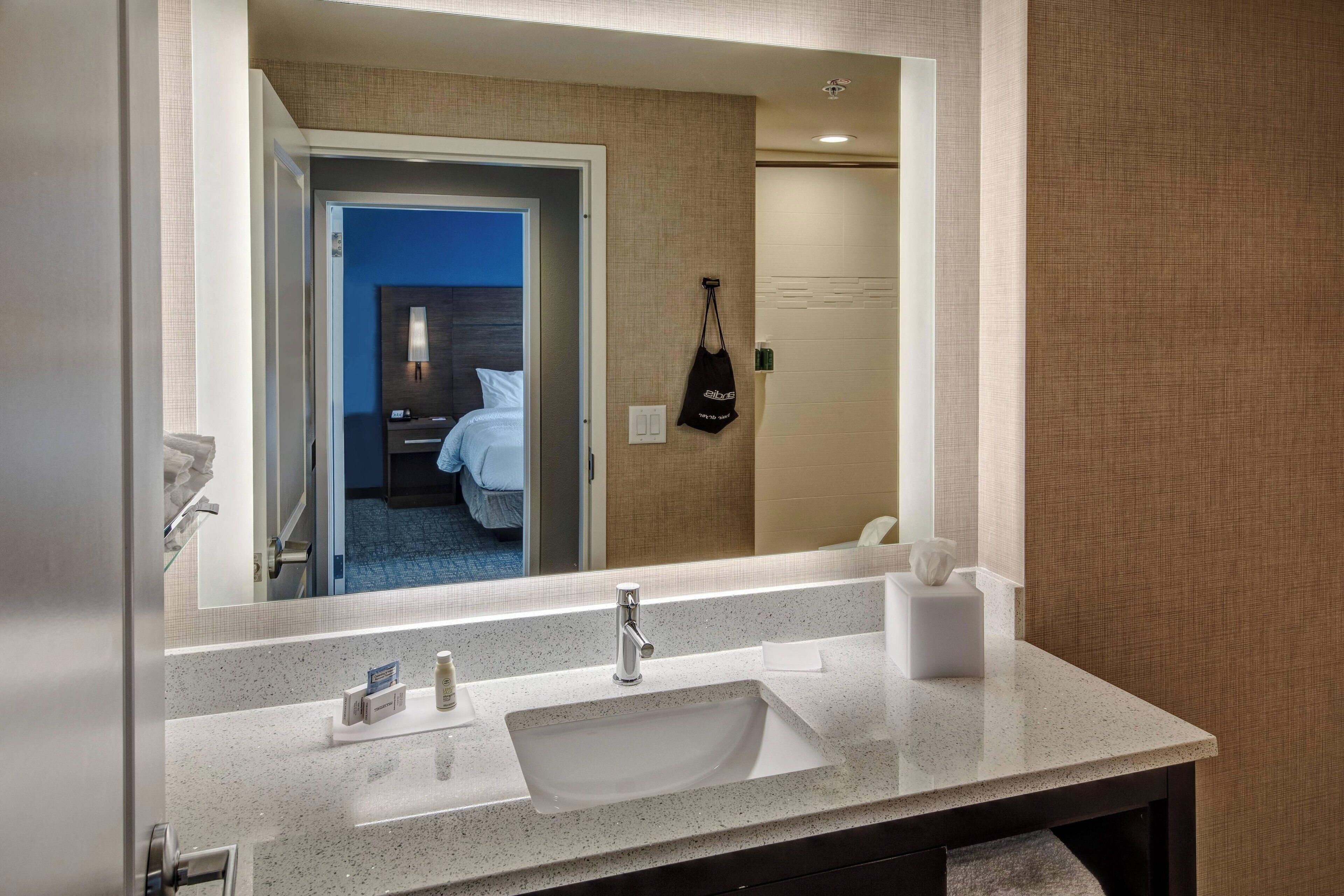 suite, 1 bedroom | bathroom | combined shower/bathtub, free toiletries, hair dryer, towels