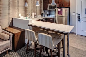 Studio, 2 Queen Beds | Private kitchen