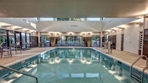 A swimming pool with clear water, surrounded by lounge chairs and a sun terrace. - Residence Inn by Marriott Nashville at Opryland (Nashville)