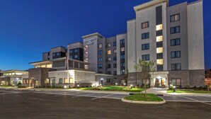 A modern hotel with a flat roof, multiple floors, and a well-lit entrance. - Residence Inn by Marriott Nashville at Opryland (Nashville)