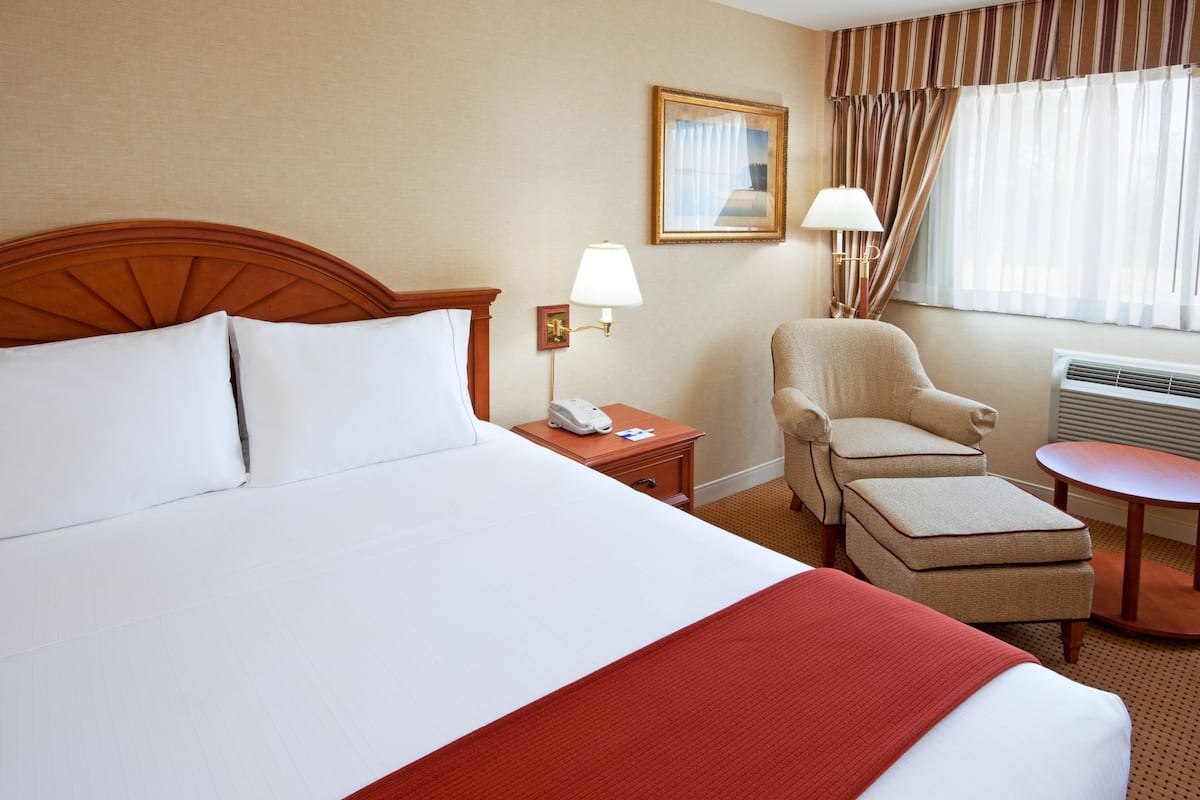 King Non Smoking Accessible | Premium bedding, in-room safe, desk, blackout drapes