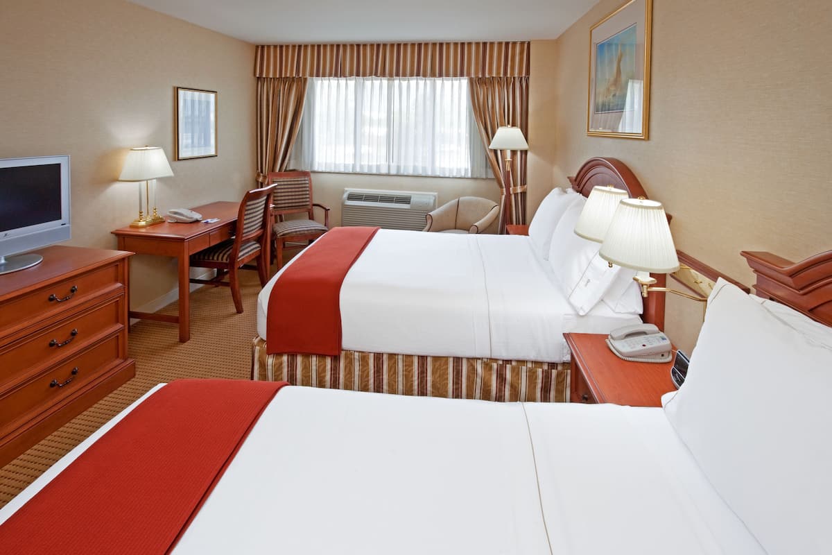 Premium bedding, in-room safe, desk, blackout drapes