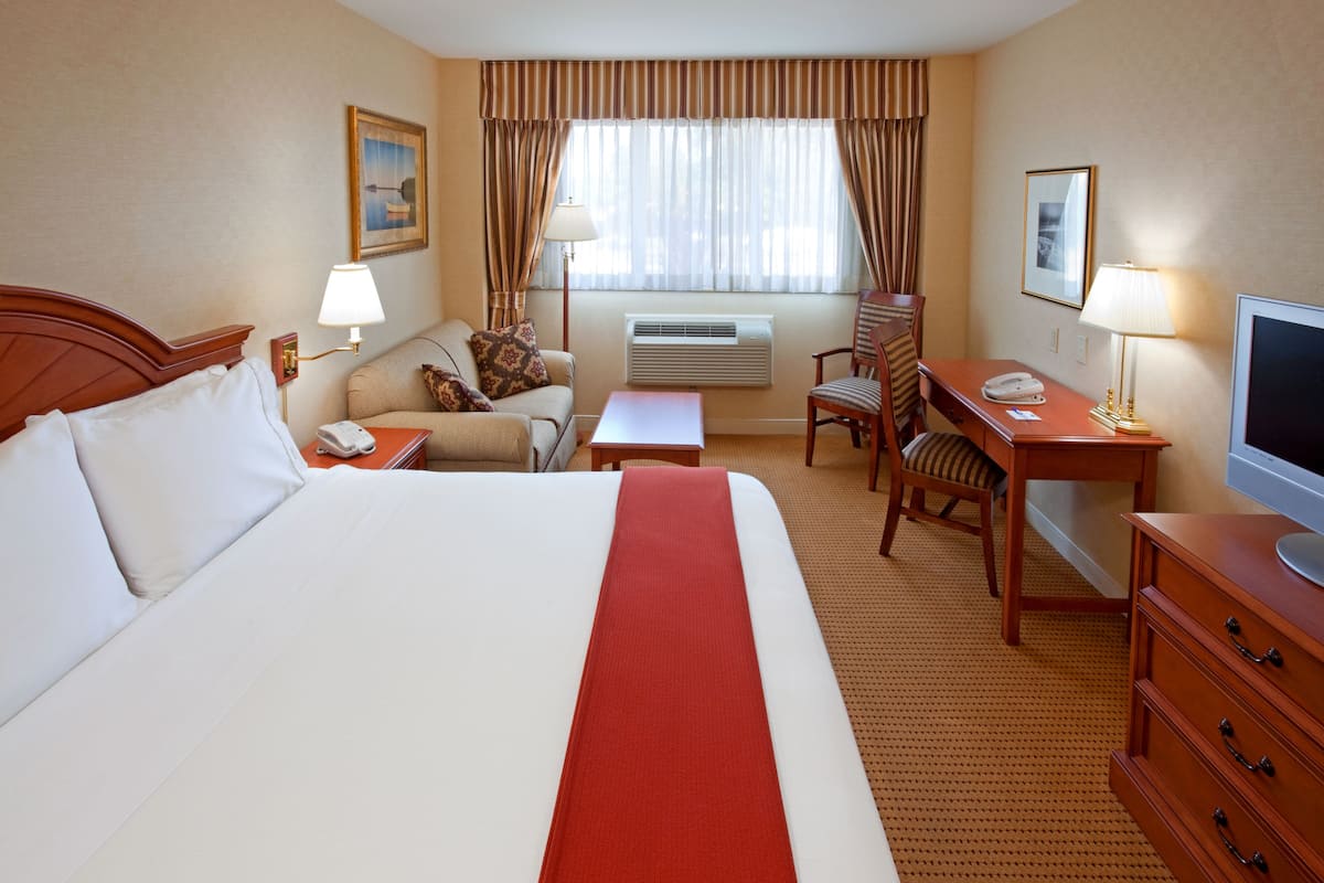 Premium bedding, in-room safe, desk, blackout drapes