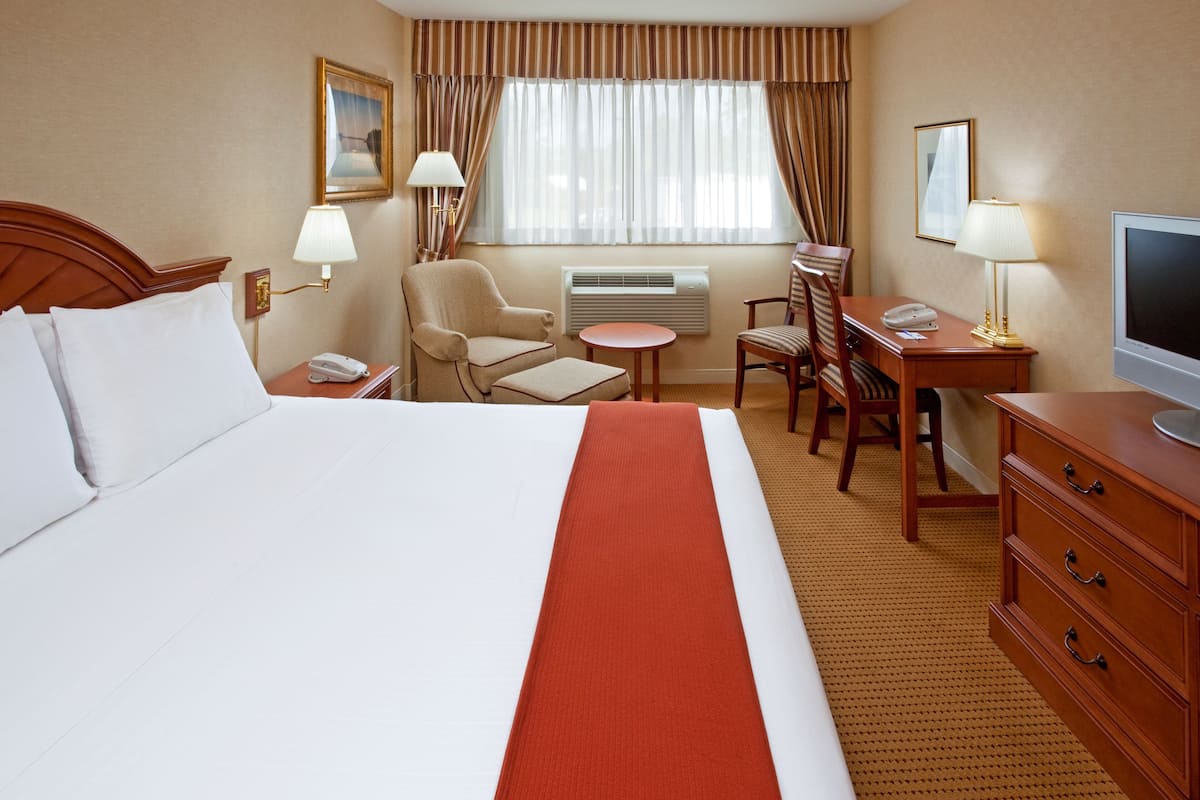 Junior Suite Accessible | Premium bedding, in-room safe, desk, blackout drapes