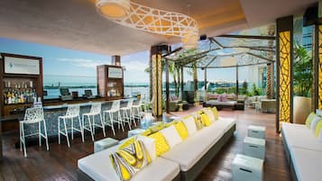 2 bars/lounges, lobby lounge