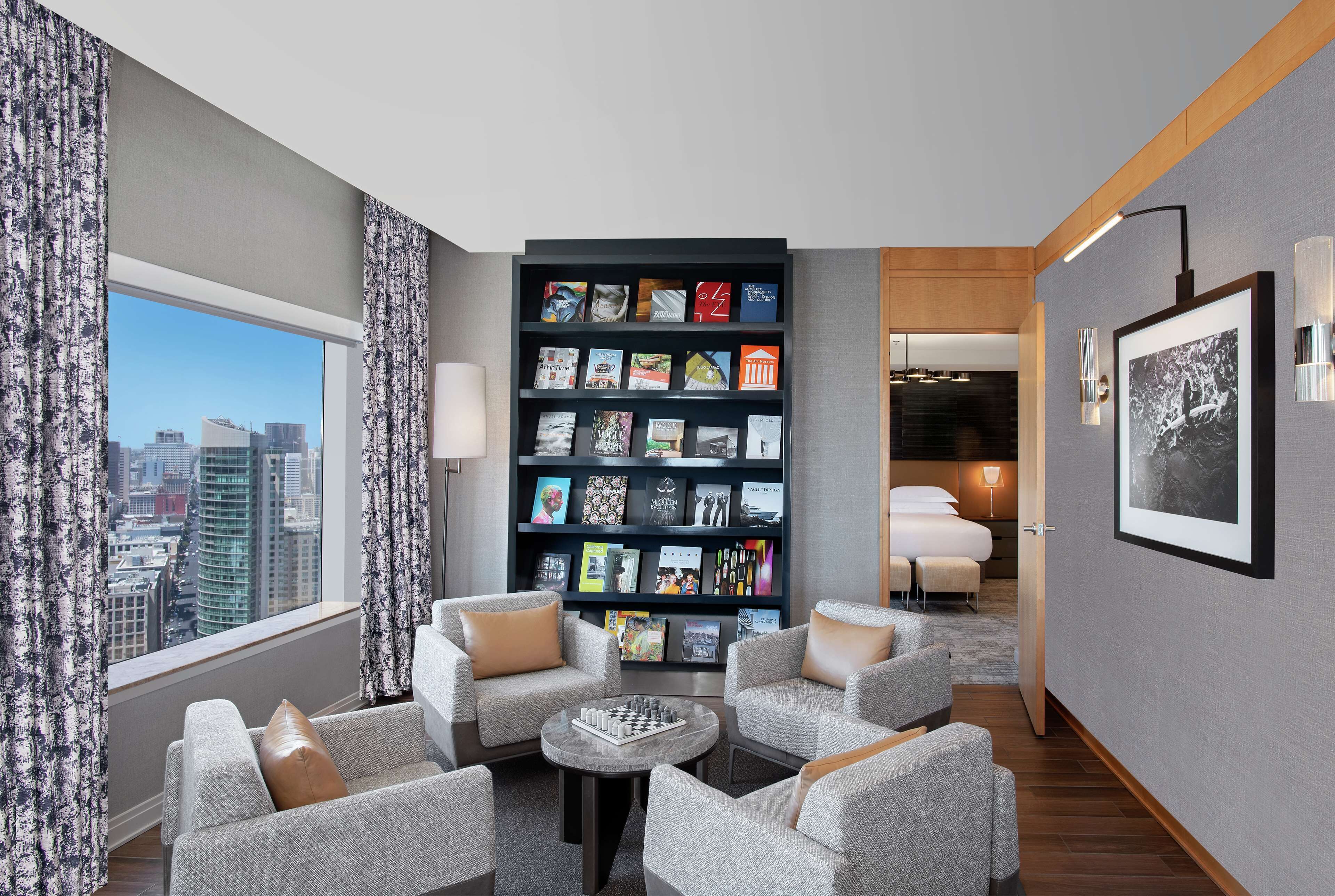 總統套房, 1 張特大雙人床 | 起居區 | 55-吋 LCD 液晶電視、有線頻道、電視、Netflix