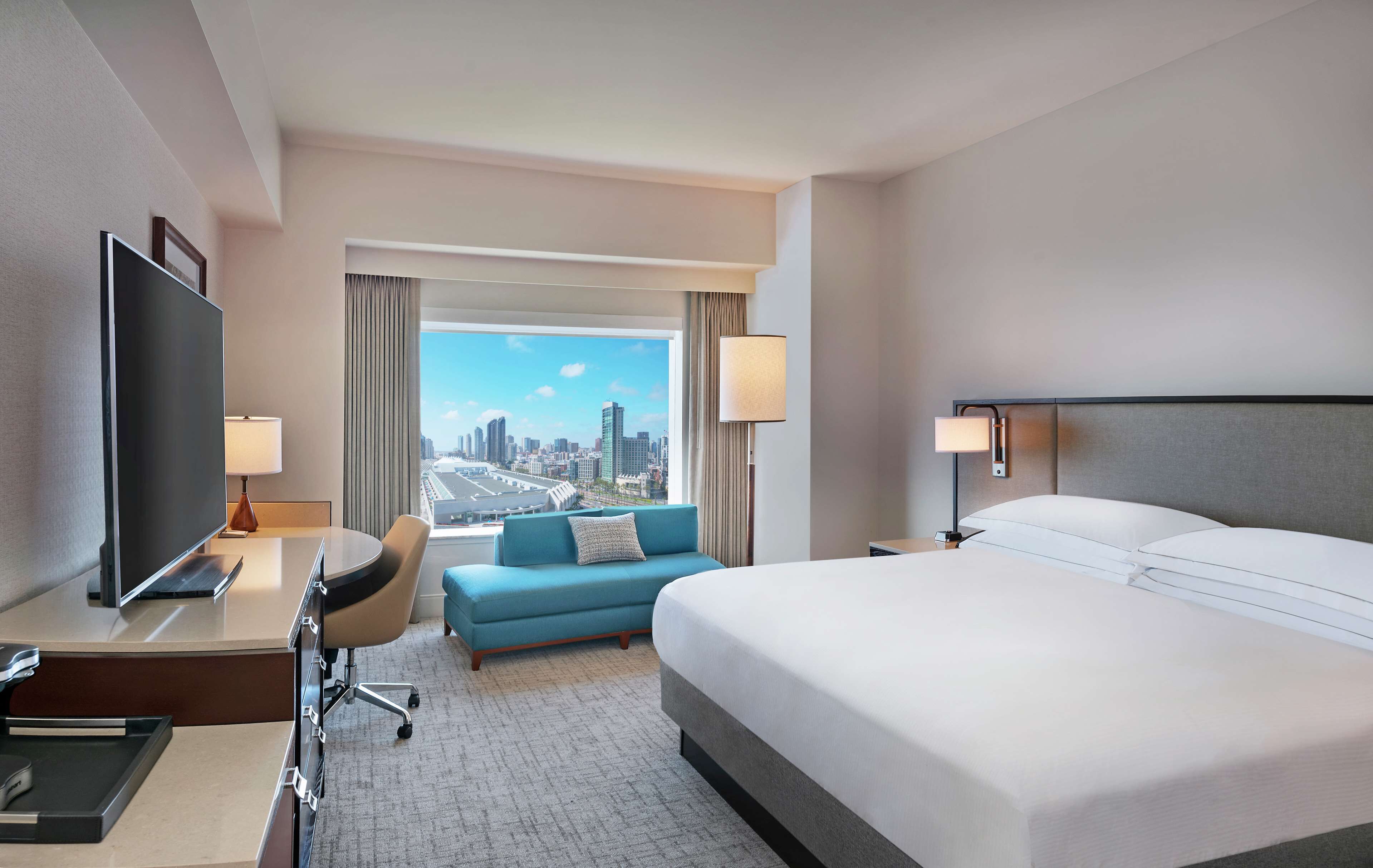 Luxe beddengoed, een kluis op de kamer, een bureau, geluiddichte muren