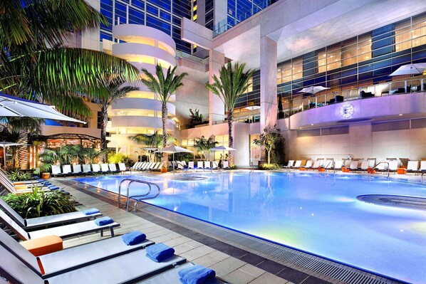 Outdoor pool, sun loungers - Hilton San Diego Bayfront (San Diego)