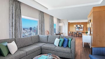 Suite, 1 kingsize bed | Woonruimte | Een 55-inch lcd-televisie met kabelzenders, een televisie en Netflix