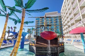 Een binnenzwembad en 3 buitenzwembaden