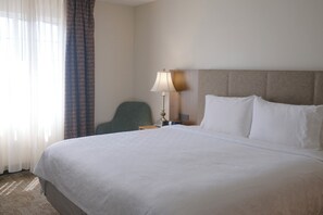 In-room safe, desk, laptop workspace, iron/ironing board - Staybridge Suites Austin Airport by IHG (Austin)