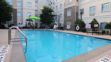 AuĂenpool, geöffnet von 10:00 Uhr bis 22:00 Uhr, LiegestĂŒhle