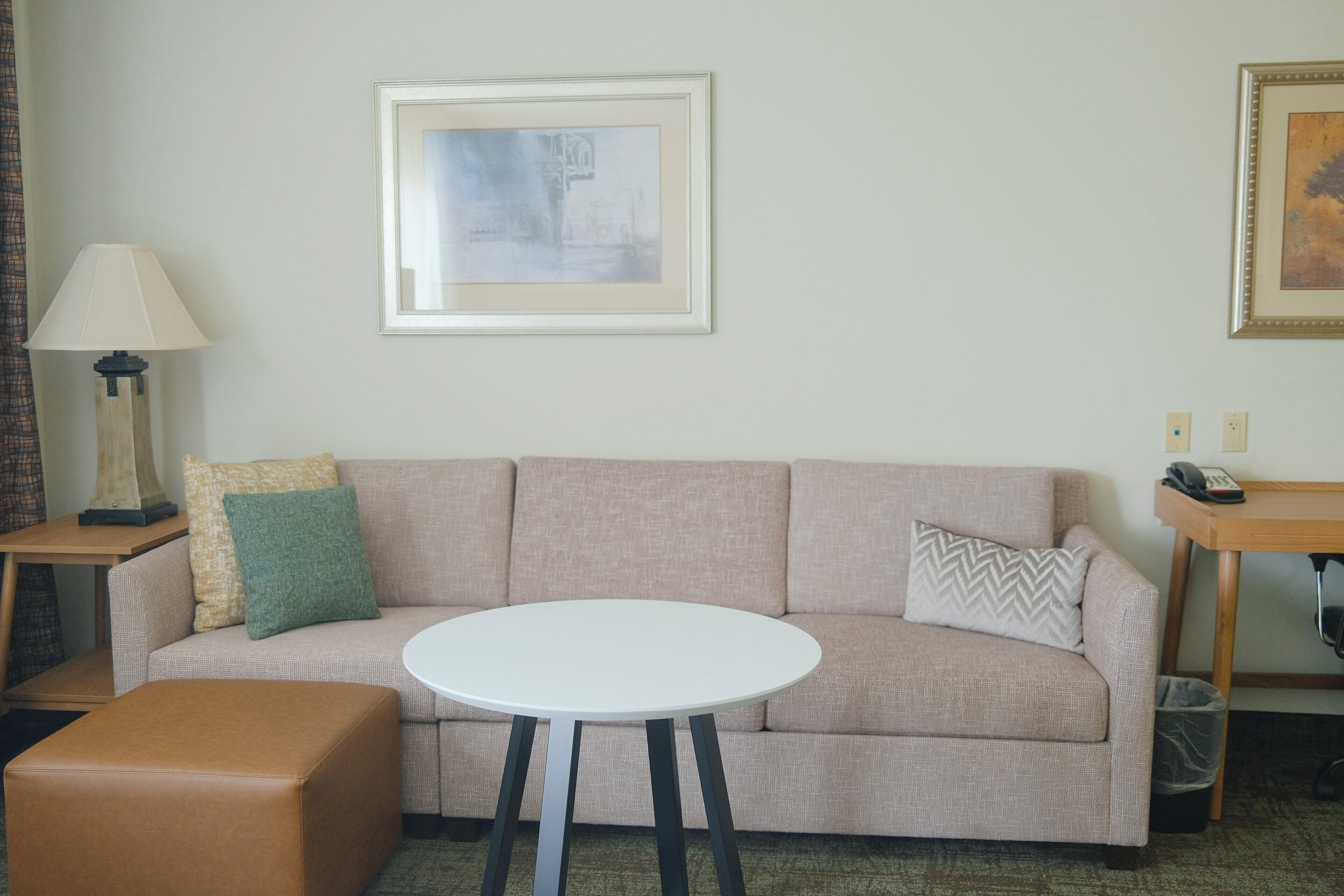 Een kluis op de kamer, een bureau, een laptopwerkplek