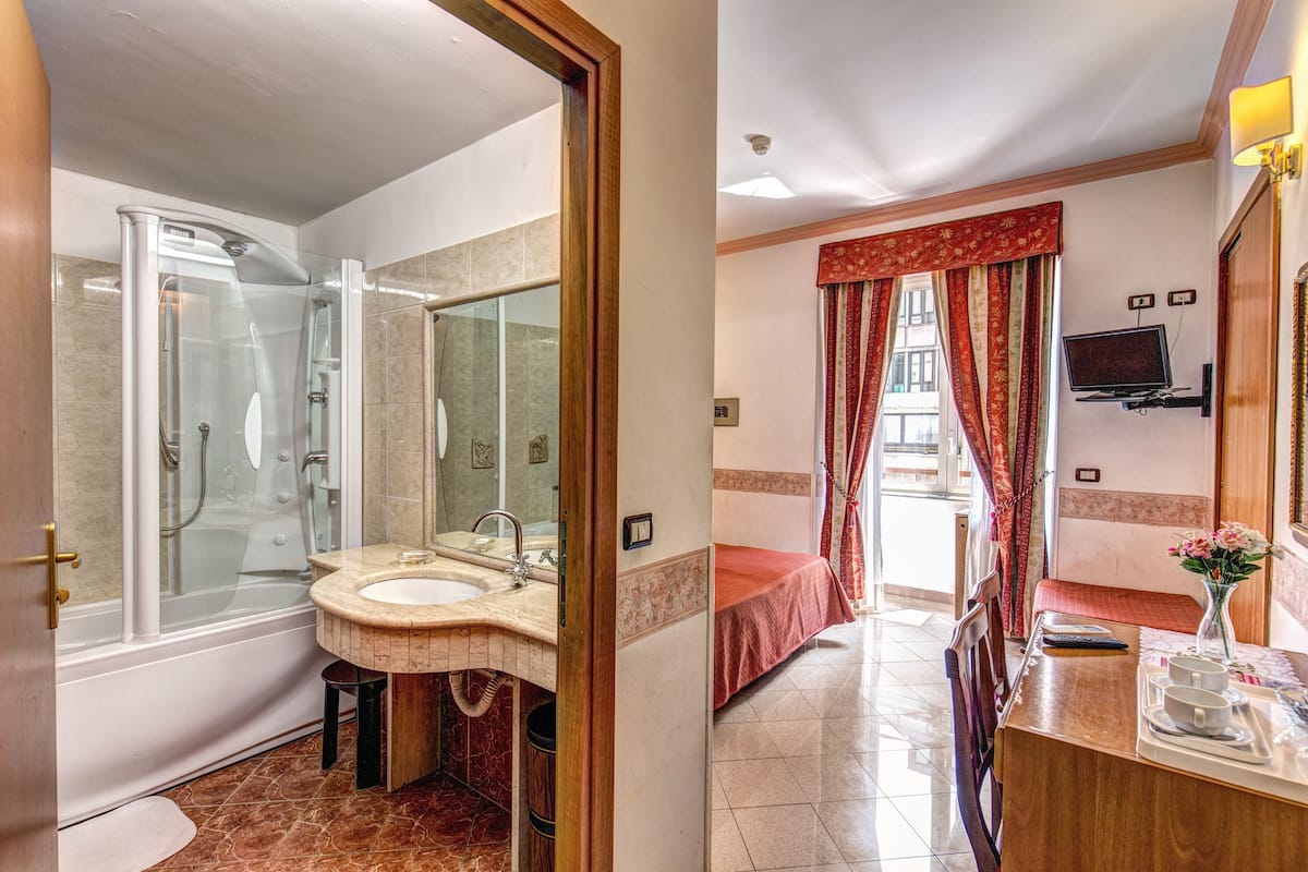 Amenidades de baño gratuitas, secadora de cabello, toallas