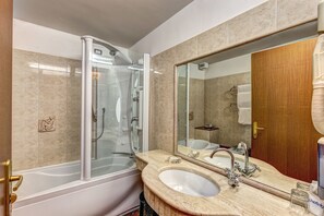 Free toiletries, hair dryer, towels - Hotel Giuliana (Rome)