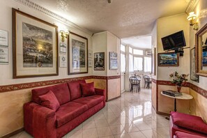 Lobby sitting area - Hotel Giuliana (Rome)