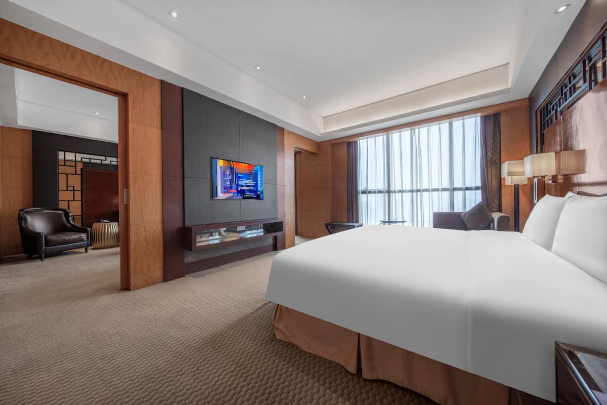 Grand-sviitti, 1 suuri parisänky (Glenview suite) | Ylelliset vuodevaatteet, untuvapeitot, minibaari, tallelokero huoneessa