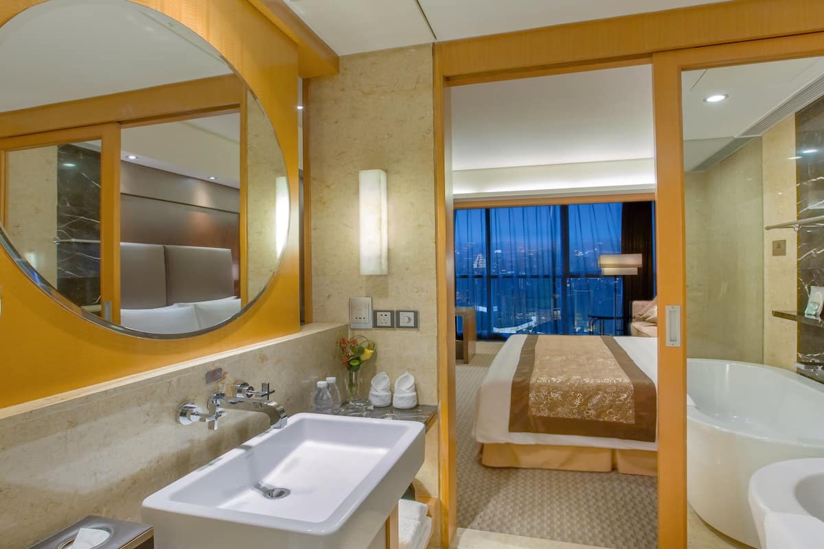 combined shower/bathtub, rainfall showerhead, free toiletries