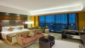 Executive Business King Room | 1 bedroom, premium bedding, down comforters, minibar
