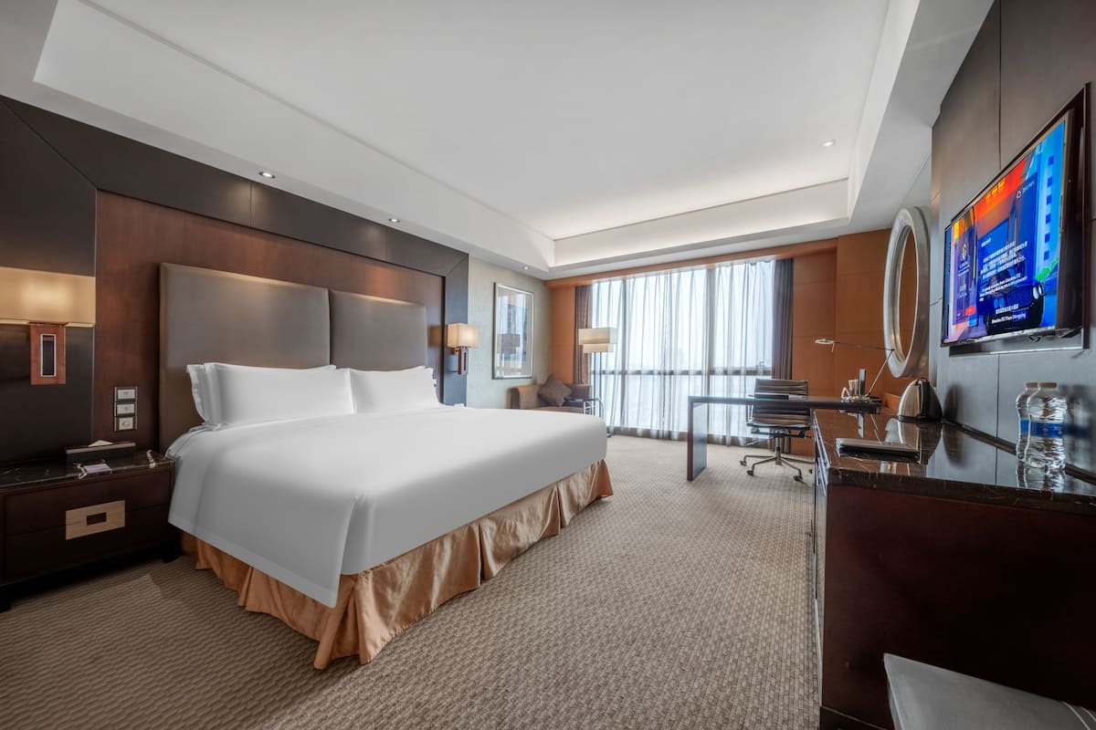 Ylelliset vuodevaatteet, untuvapeitot, minibaari, tallelokero huoneessa