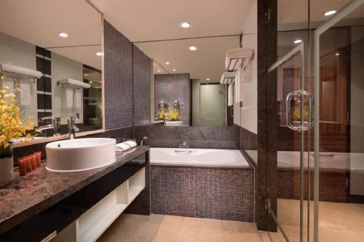 Salle de bain | Baignoire profonde, douche cascade, articles de toilette (gratuits)