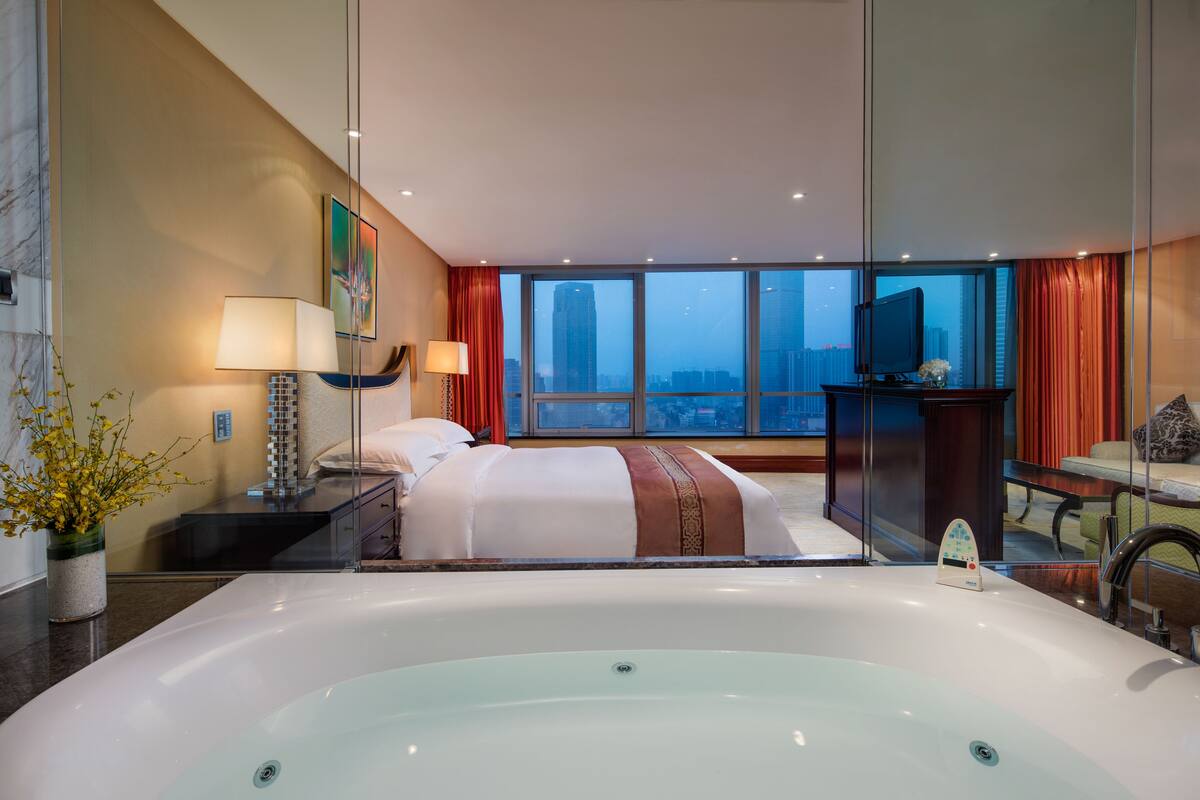 1 bedroom, down duvets, minibar, in-room safe