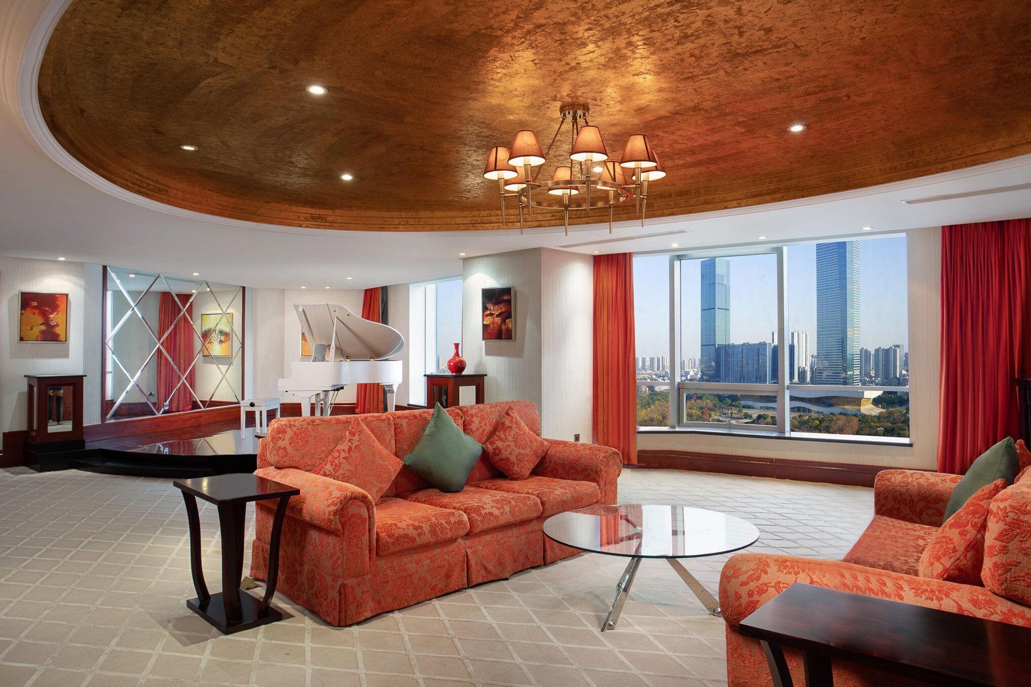 Edredón, minibar, caja de seguridad en la habitación y escritorio 