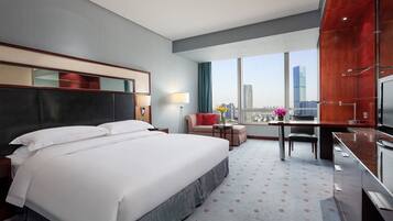 Edredón, minibar, caja de seguridad en la habitación y escritorio