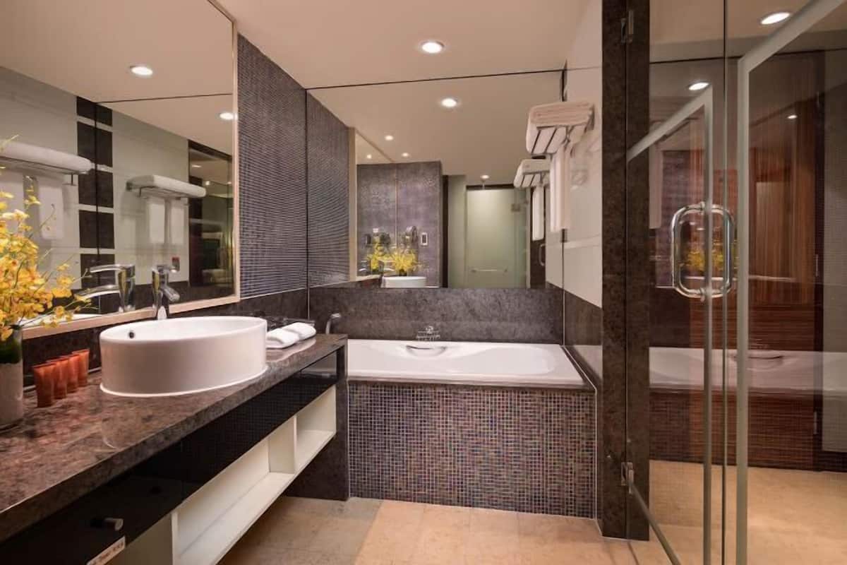 Baignoire profonde, douche cascade, articles de toilette (gratuits)