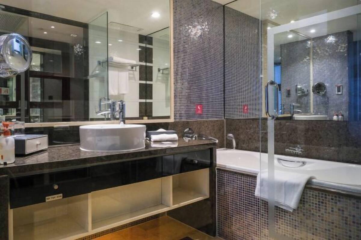 Salle de bain | Baignoire profonde, douche cascade, articles de toilette (gratuits)