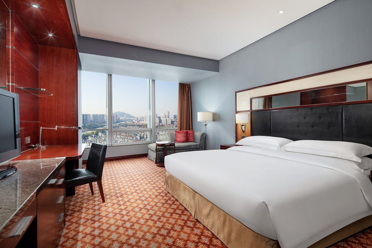 ห้องสแตนดาร์ด, เตียงคิงไซส์ 1 เตียง, ใช้คลับเลานจ์ได้ (Canal View, High Floor) | ผ้านวมขนเป็ด, มินิบาร์, ตู้นิรภัยในห้องพัก, โต๊ะทำงาน