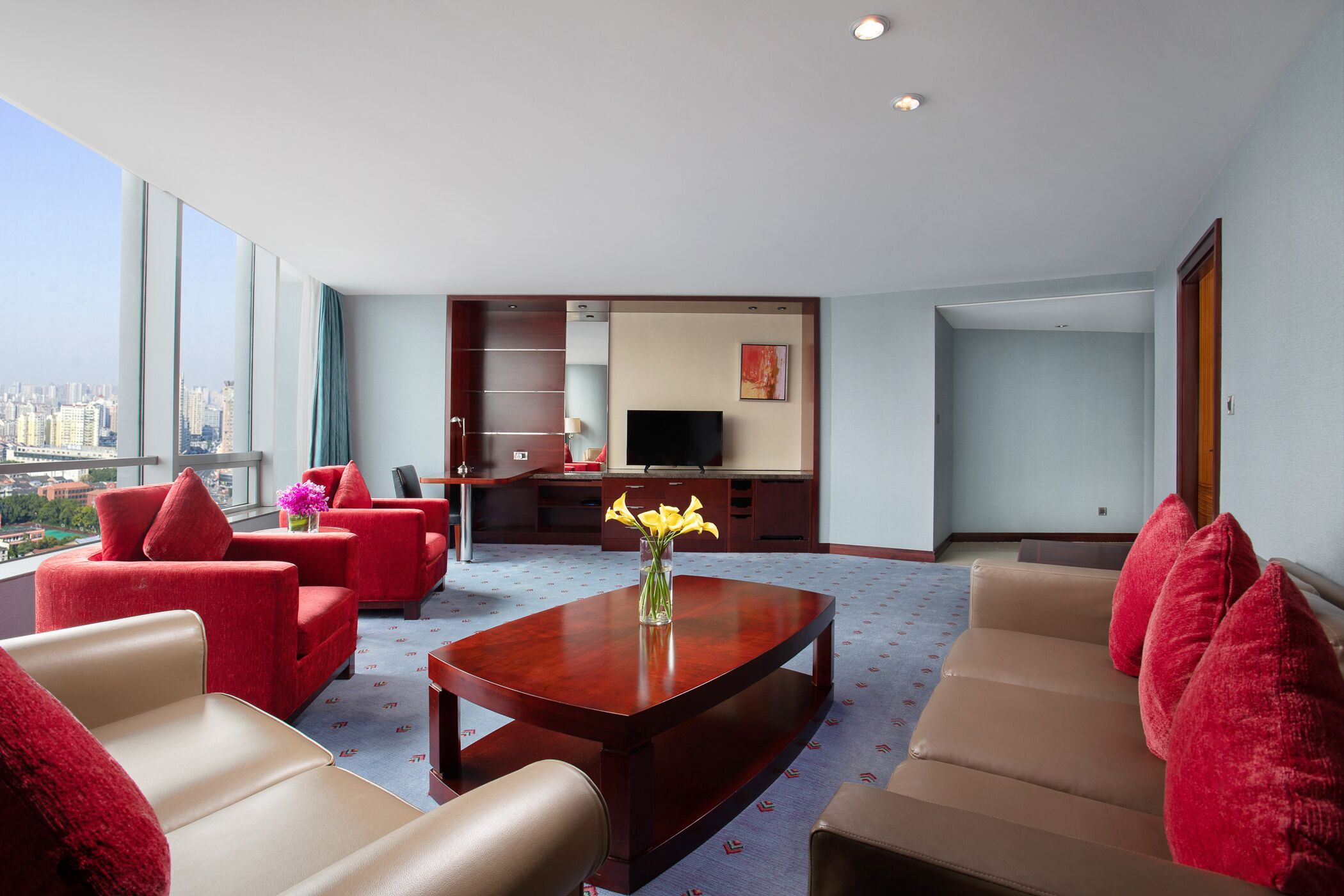 羽絨被、迷你吧、房內夾萬、書桌