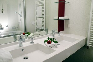 Bathroom sink - Best Western Hotel Regina (SANKT AUGUSTIN)
