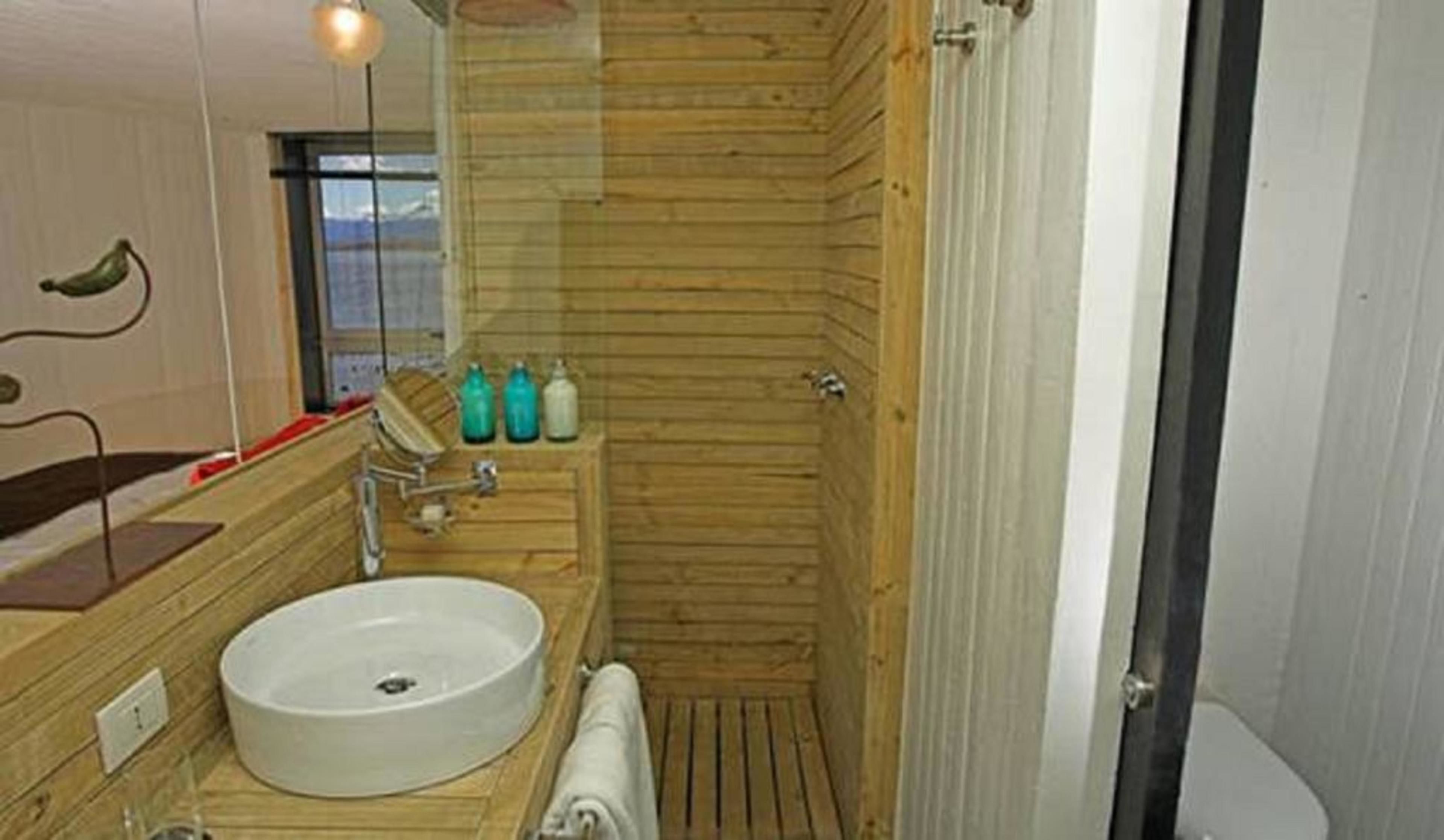 shower, rainfall showerhead, free toiletries, hair dryer