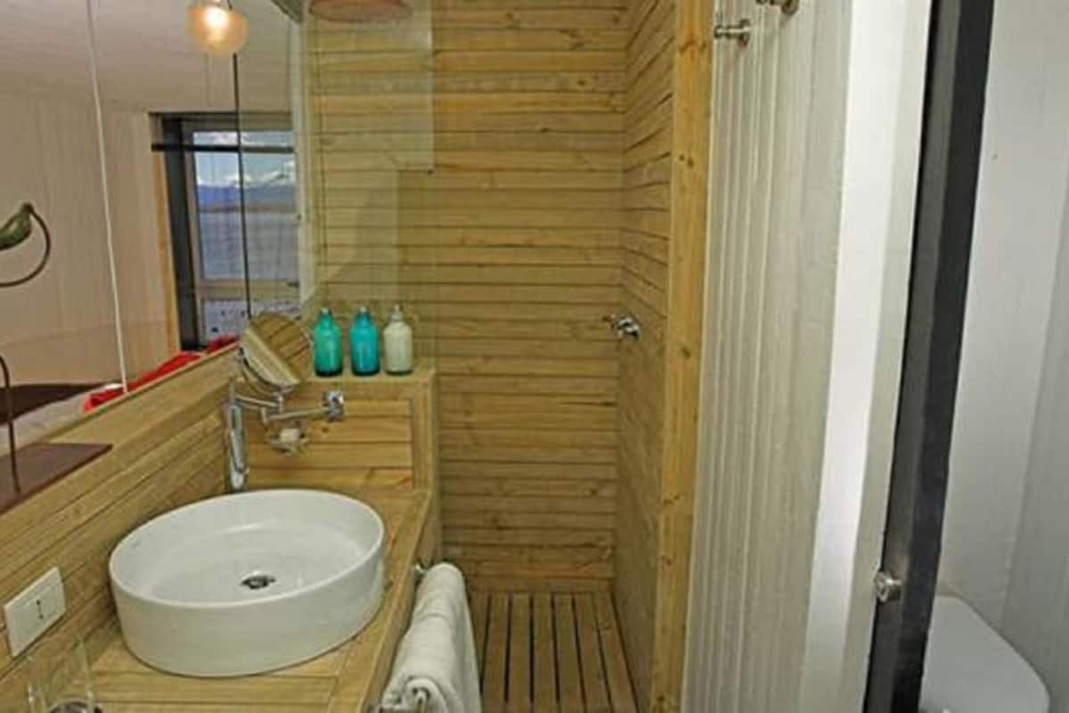 shower, rainfall showerhead, free toiletries, hair dryer