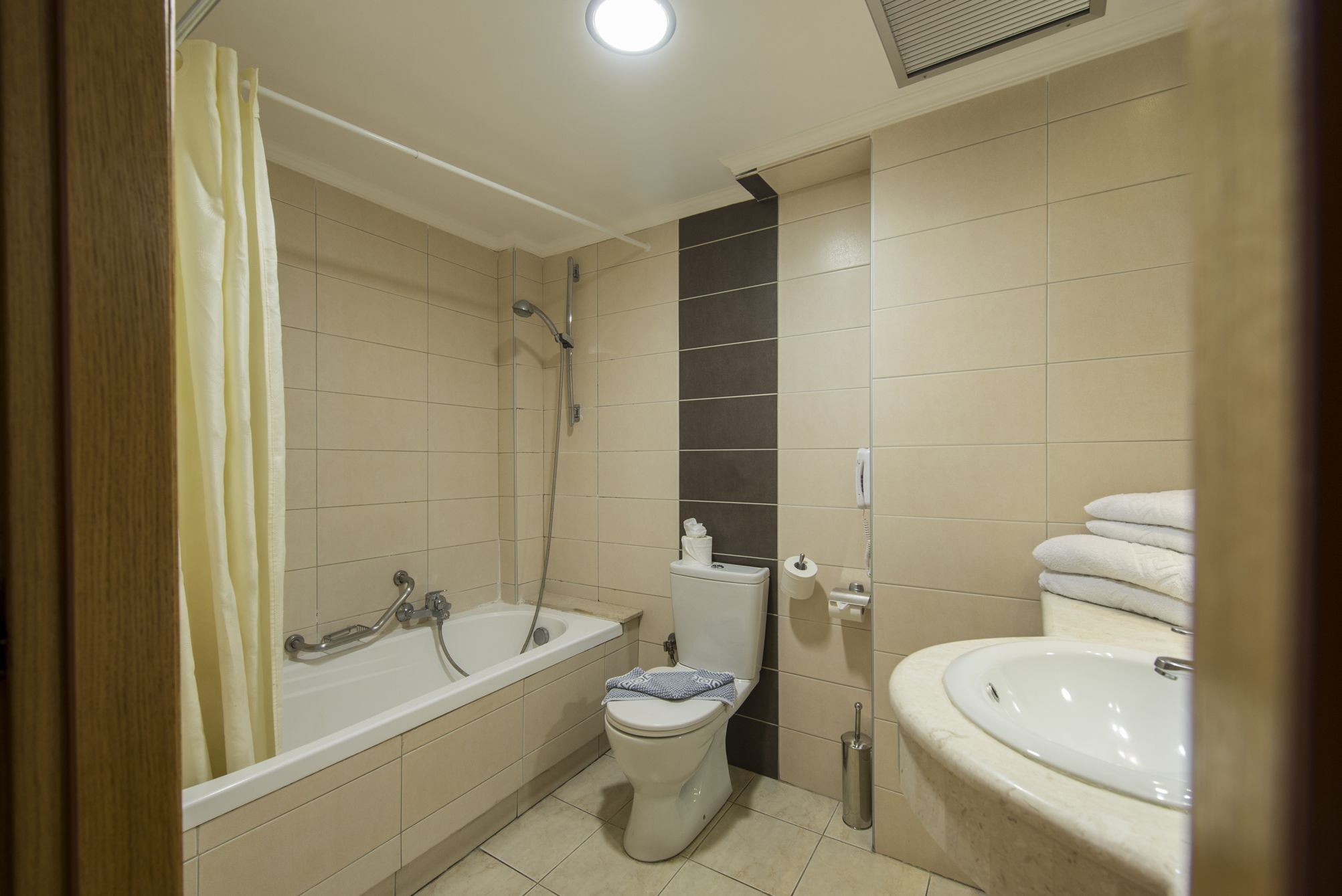 combined shower/bathtub, hair dryer, towels