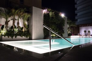 Piscina externa sazonal, espreguiçadeiras