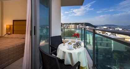Manousos City Hotel