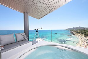 Minibar, caja de seguridad en la habitación y escritorio 