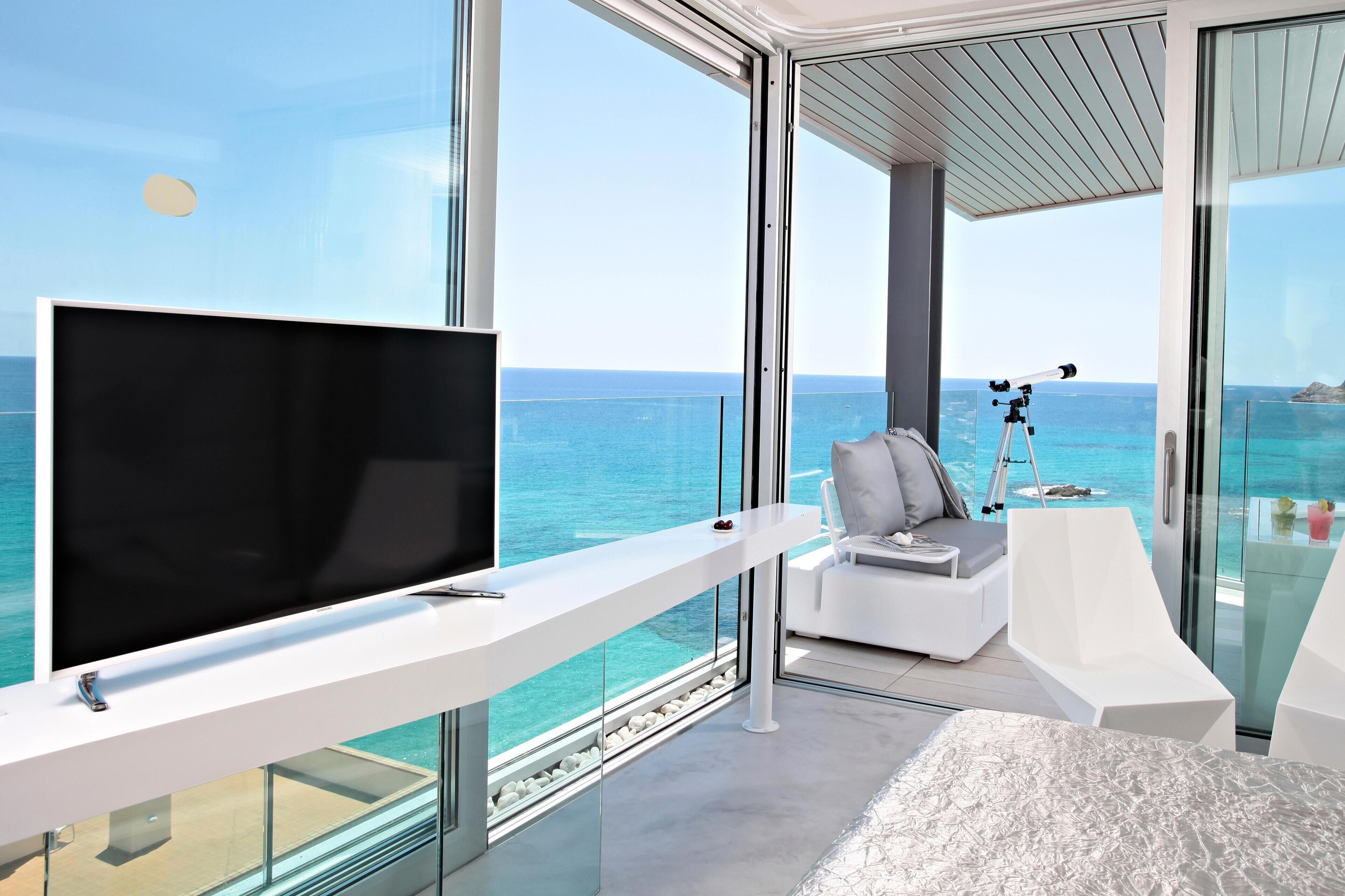 Minibaari, tallelokero huoneessa, työpöytä, pimennysverhot