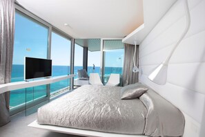 Minibar, caja de seguridad en la habitación y escritorio 