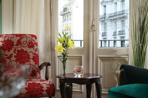 Área de estar no saguão