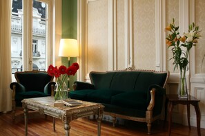 Área de estar no saguão