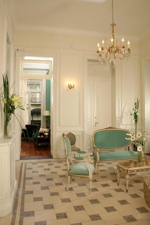 Lobby sitting area - Rooney's Boutique Hotel (Buenos Aires)